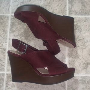 Maroon wedges